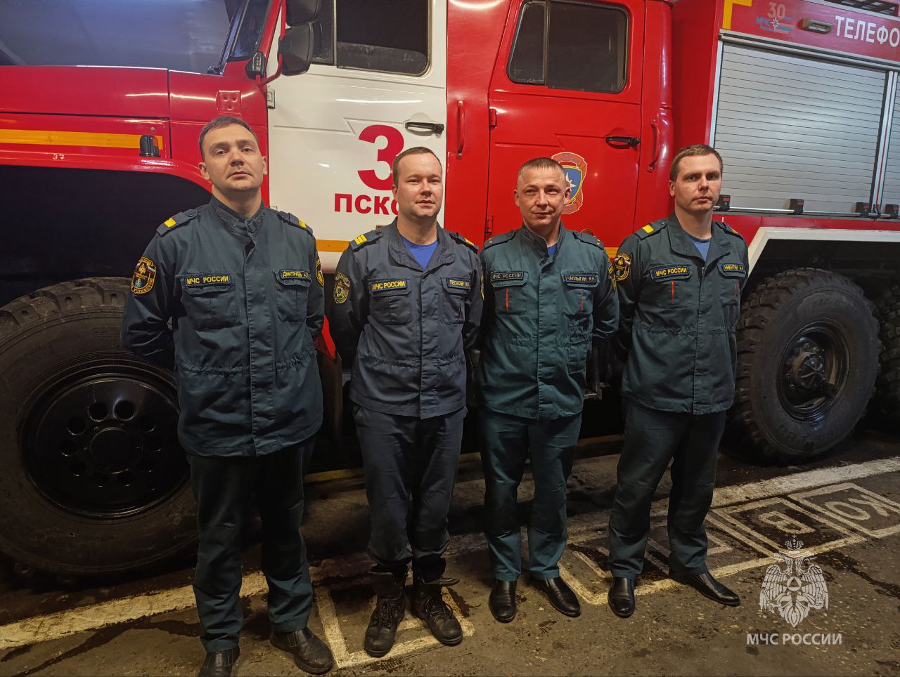 Пожарные спасли ребенка из-подо льда в Пскове