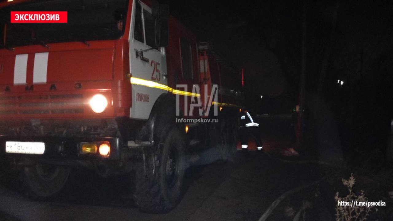 Фото с места пожара в Порхове, где погиб мужчина