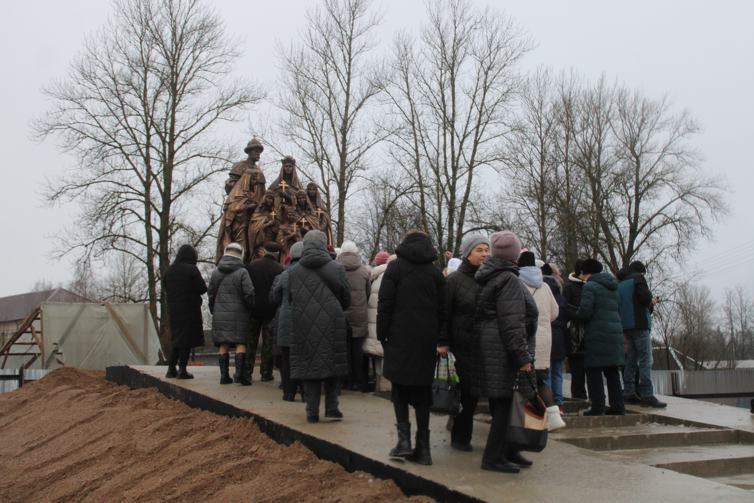 В Псковской области открыли памятник семье последнего российского императора