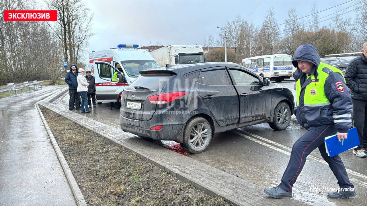 Два человека пострадали при столкновении трёх автомобилей в Пскове