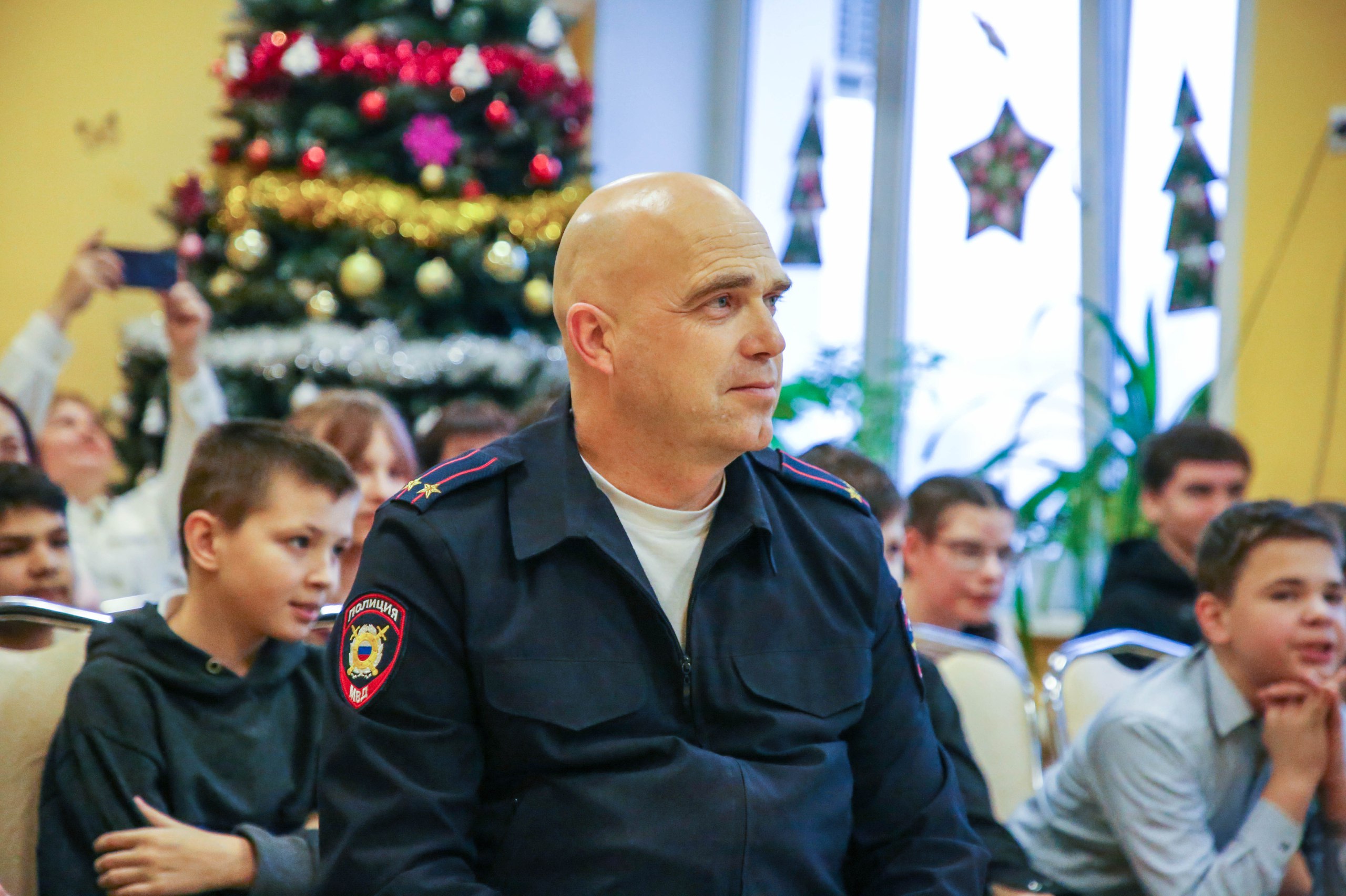 Полицейские поздравили юных псковичей с наступающим Новым годом 