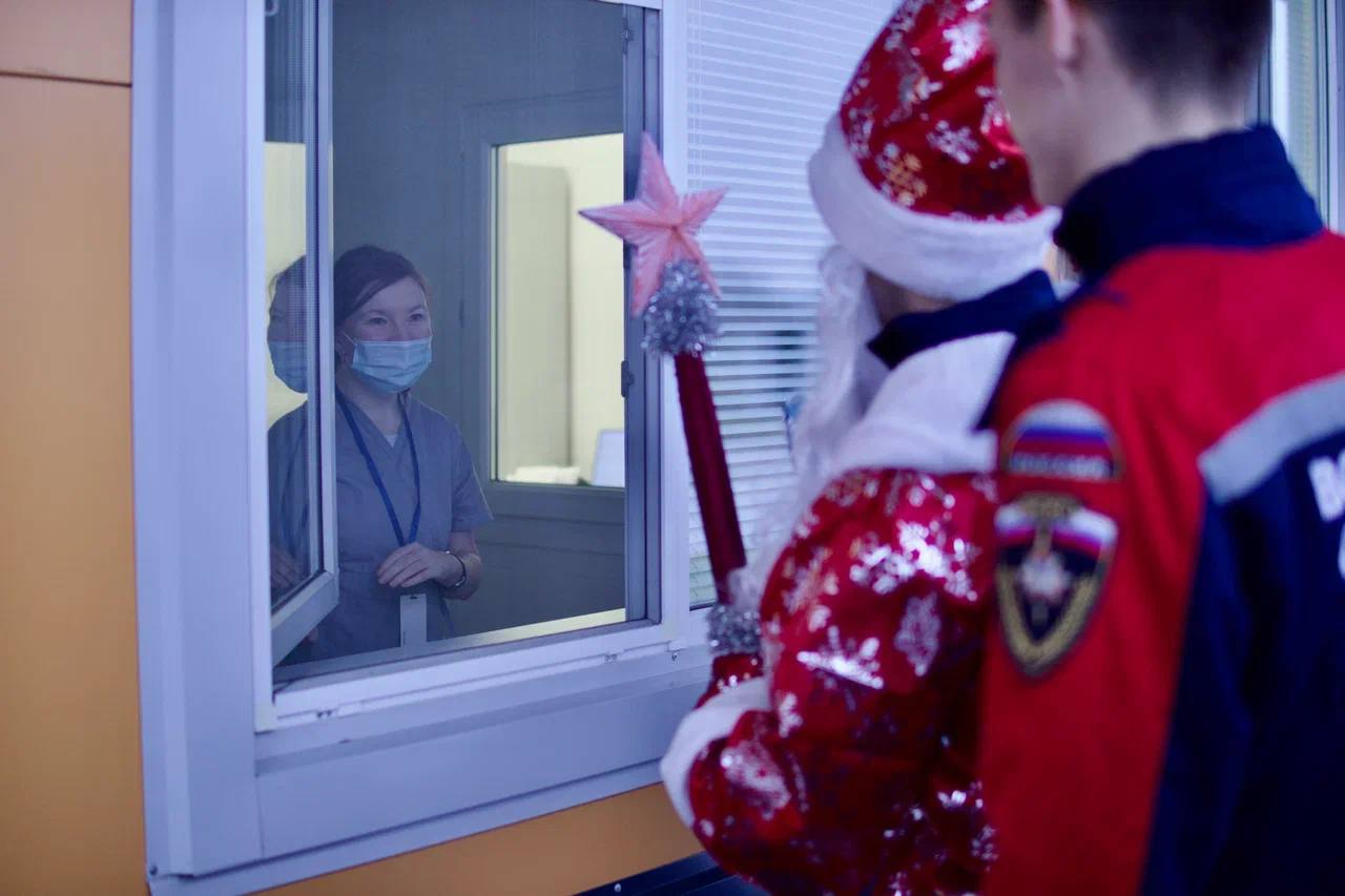 Волонтёры поздравили детей в псковской инфекционке с Новым годом