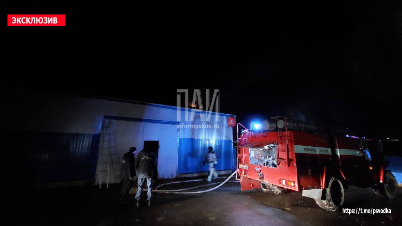 Пожарные ликвидируют возгорание автосервиса в Великих Луках