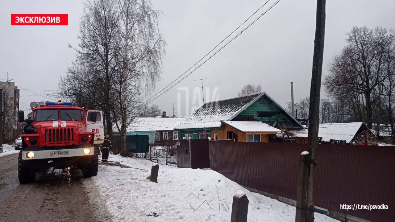 Пожарные ликвидируют возгорание жилого дома в Опочке 