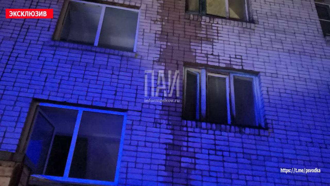 22 человека спасли на пожаре в жилом доме в Пскове