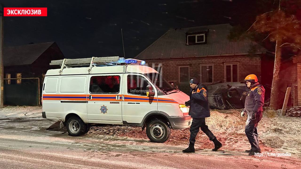 Автомобиль въехал в забор частного дома в Великих Луках