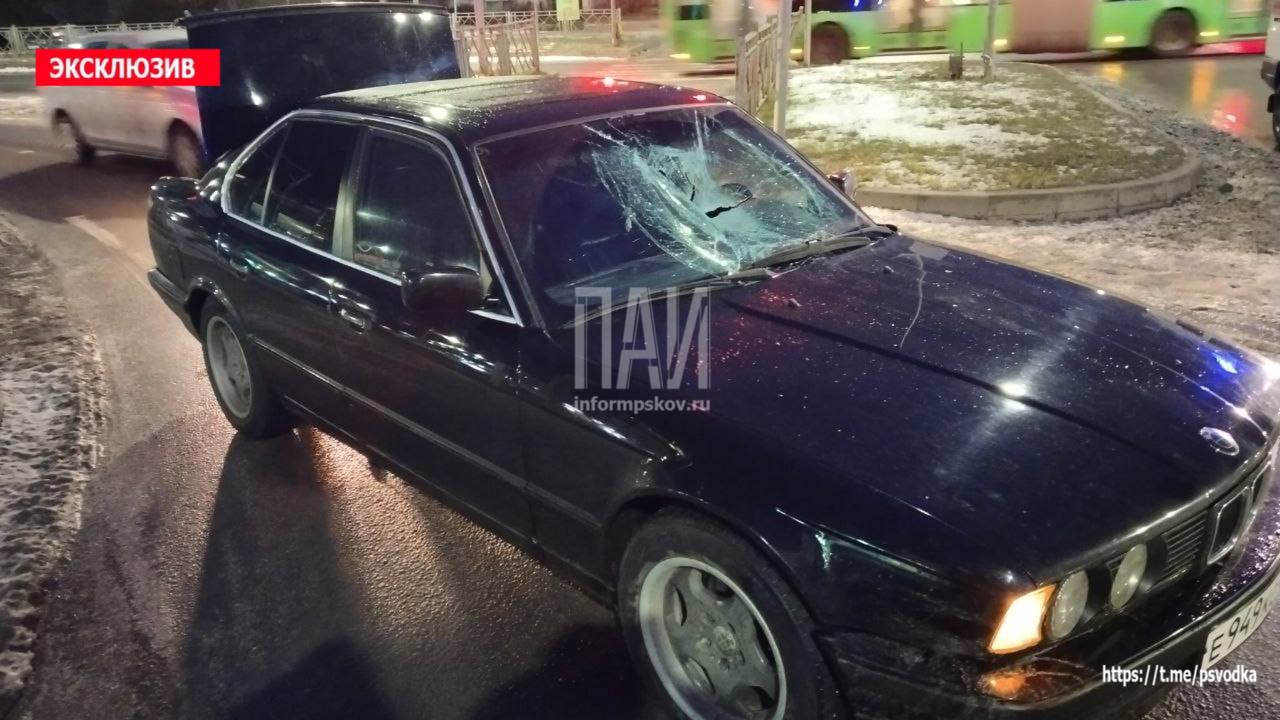 Фото с места ДТП в Пскове, где сбили пешехода