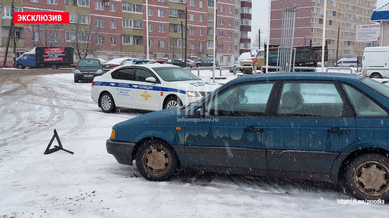 Пенсионерку сбили на АЗС в Великих Луках