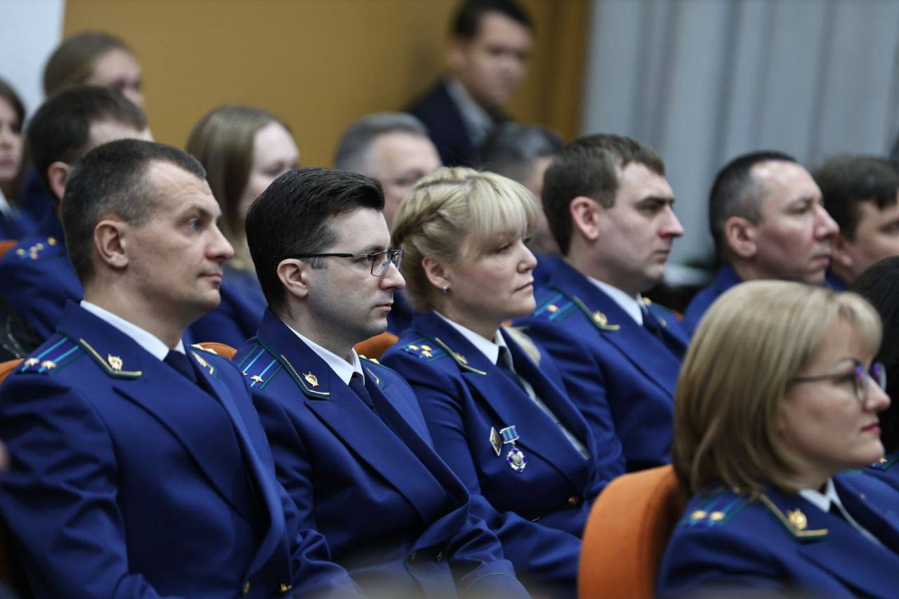 Сотрудников прокуратуры чествуют в Пскове