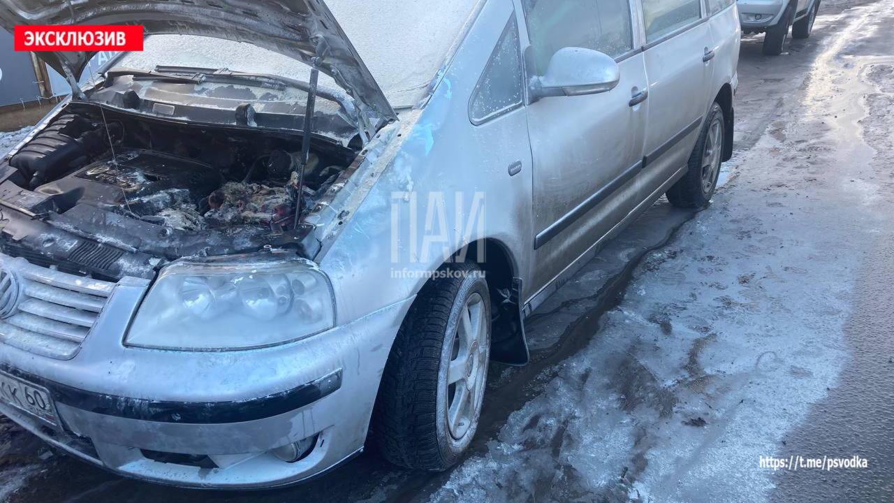 Автомобиль горел на улице Алмазной в Пскове