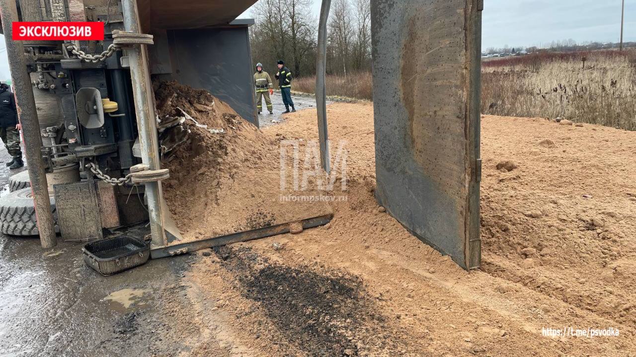 Самосвал с песком опрокинулся в Острове