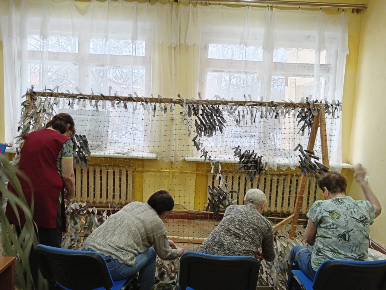 Маскировочные сети для участников СВО плетут в Сосновом Бору Себежского района
