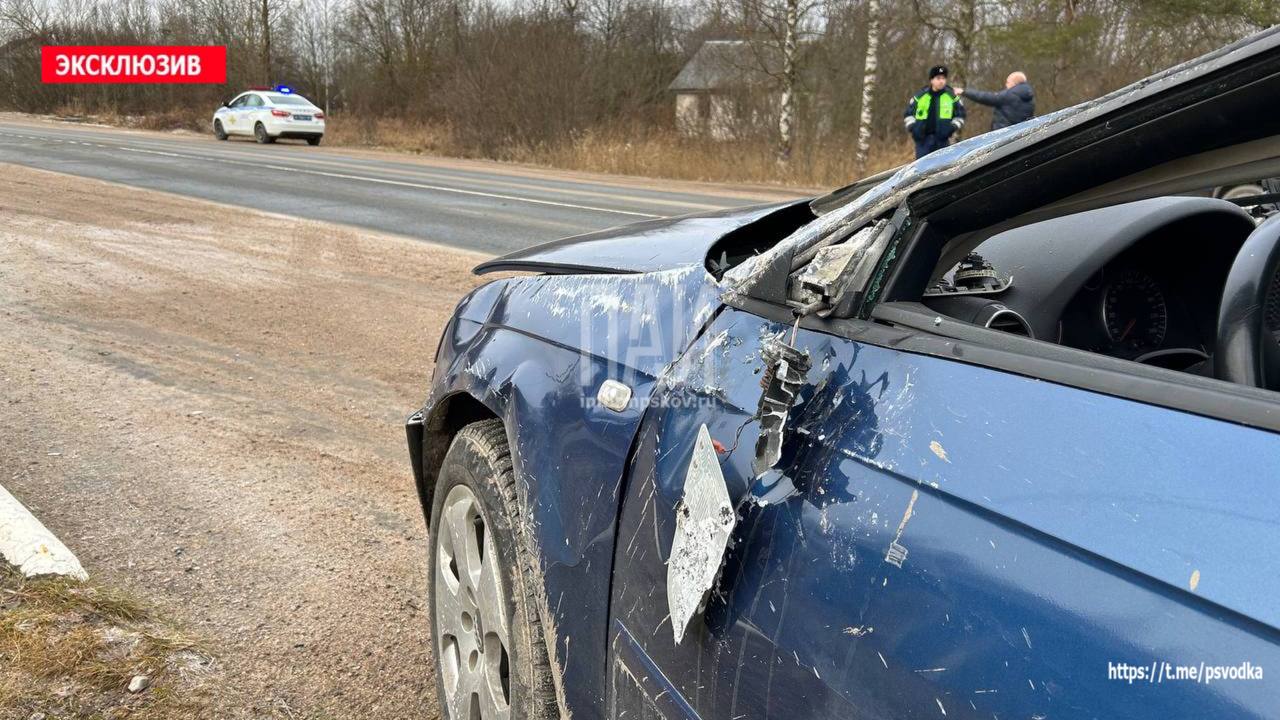 В Острове в опрокинувшейся в кювет машине пострадала женщина-водитель