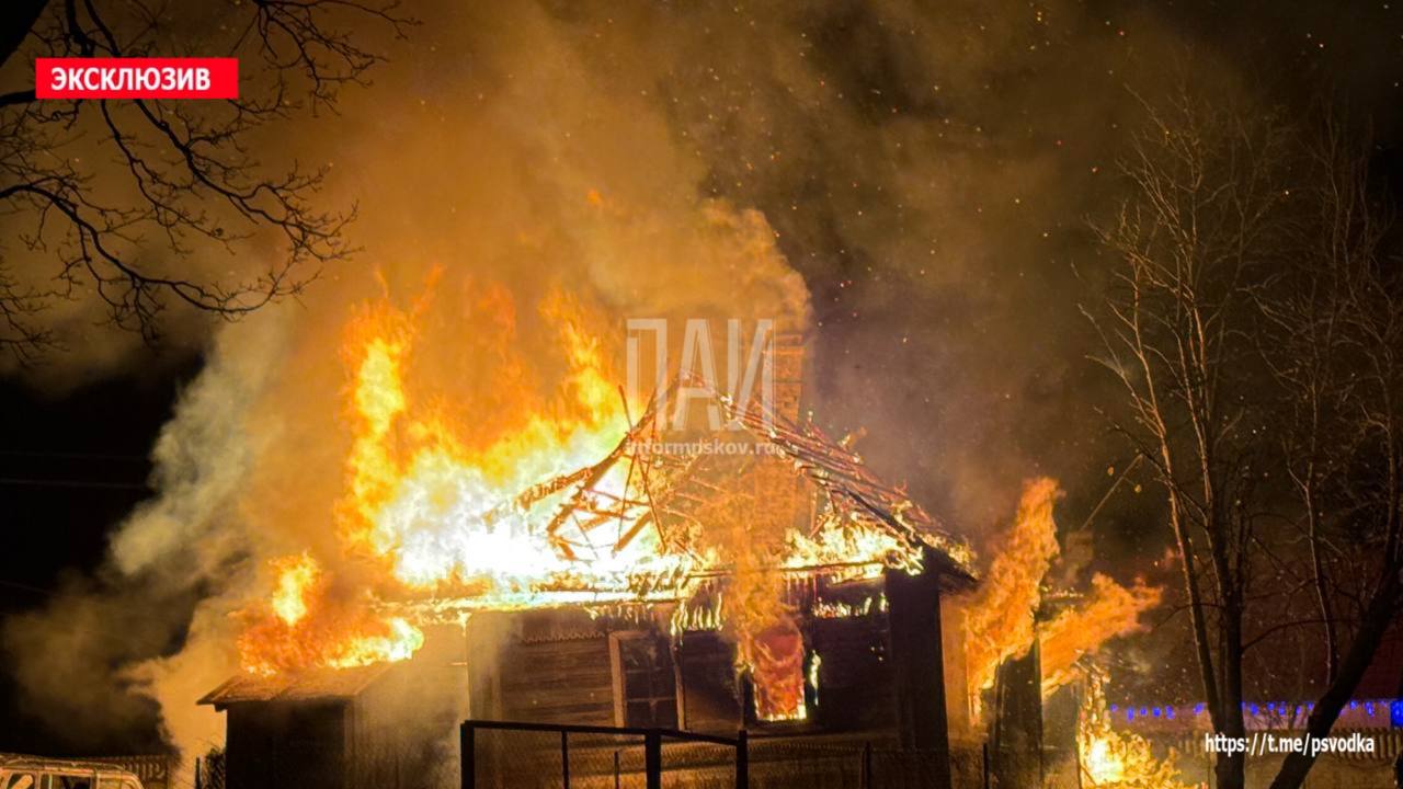 Пожарные ликвидируют возгорание жилого дома в Плюссе
