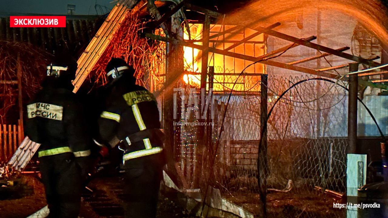 Пожарные ликвидируют возгорание жилого дома в Великолукском районе