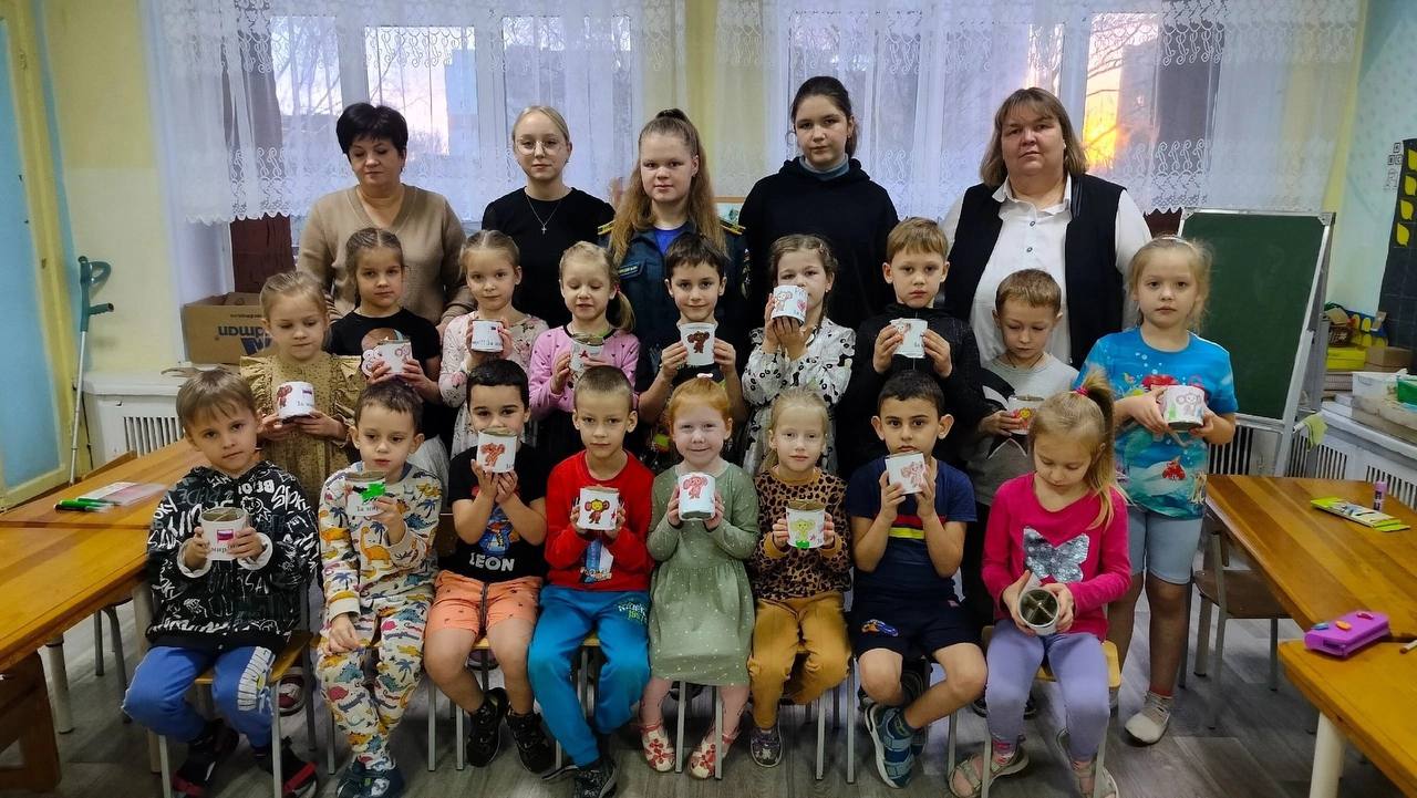 В Псковской области дошколята, школьники и студенты активно изготавливают блиндажные свечи для бойцов СВО