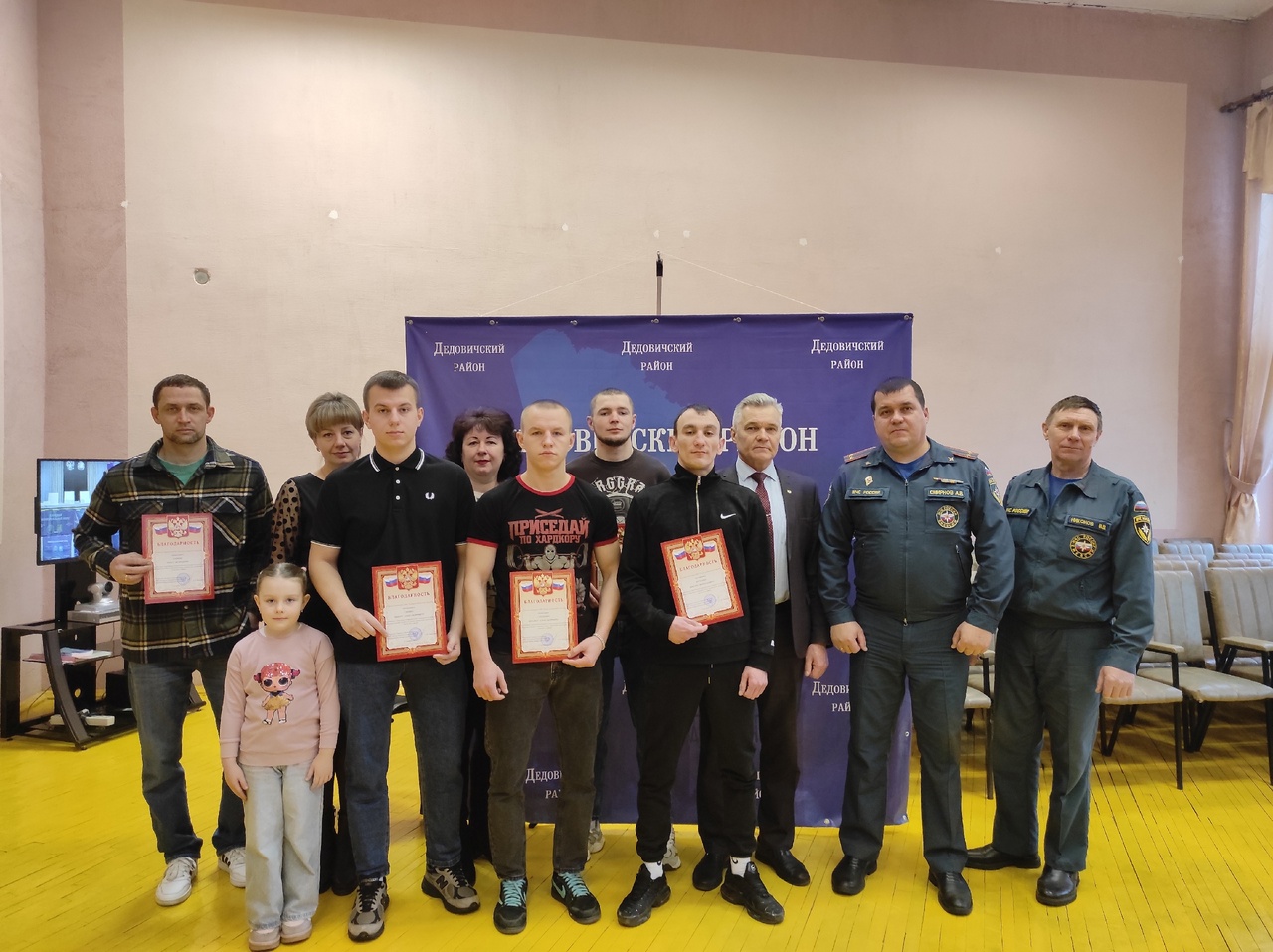 В Дедовичах наградили молодых героев, спасших девять человек
