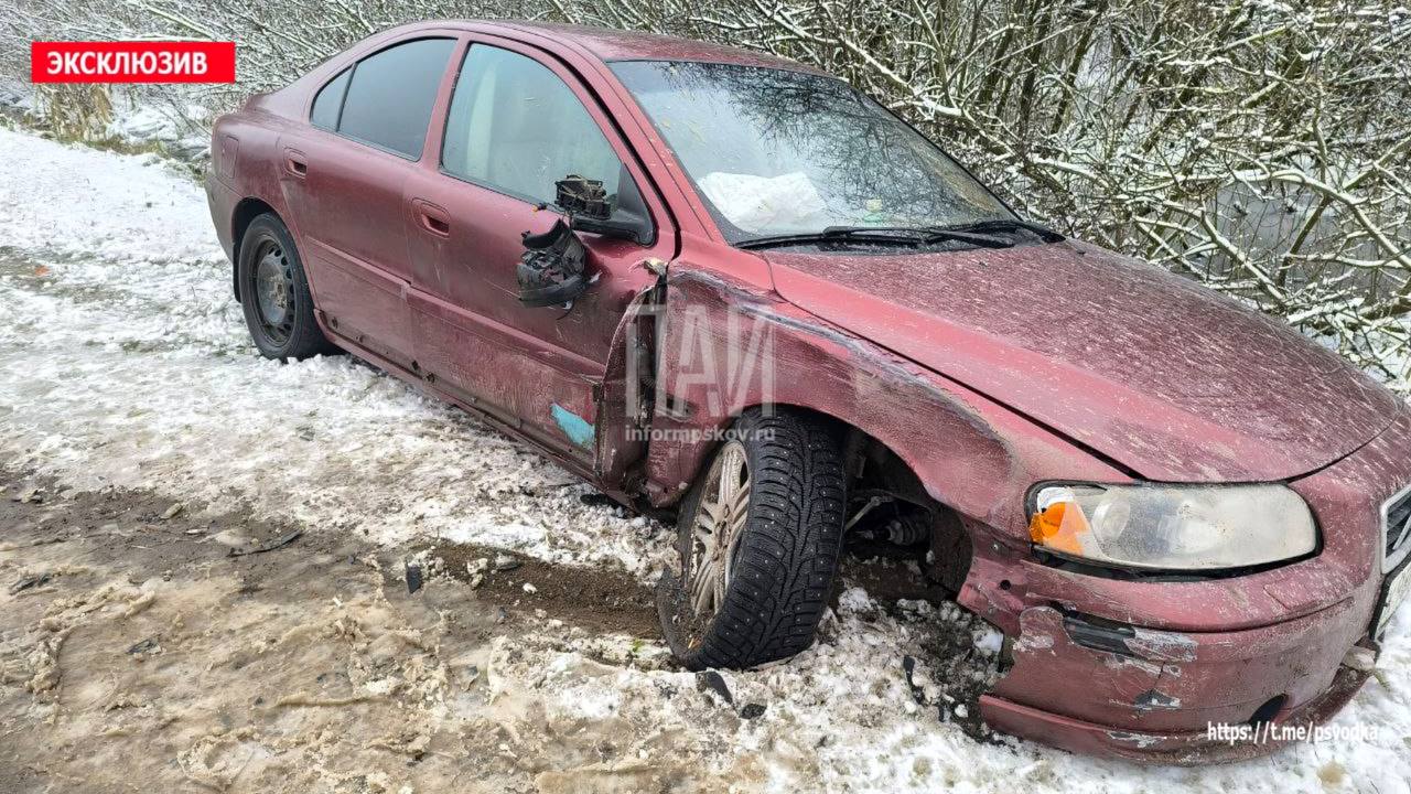 Два автомобиля столкнулись на трассе в Куньинском районе