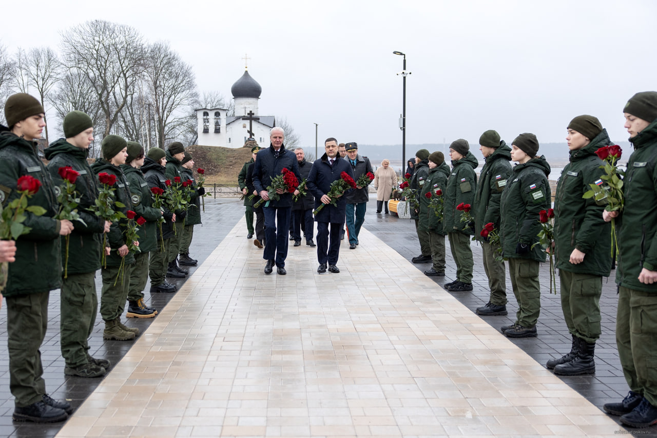 К мемориалу героям СВО возложили цветы руководители Псковской области