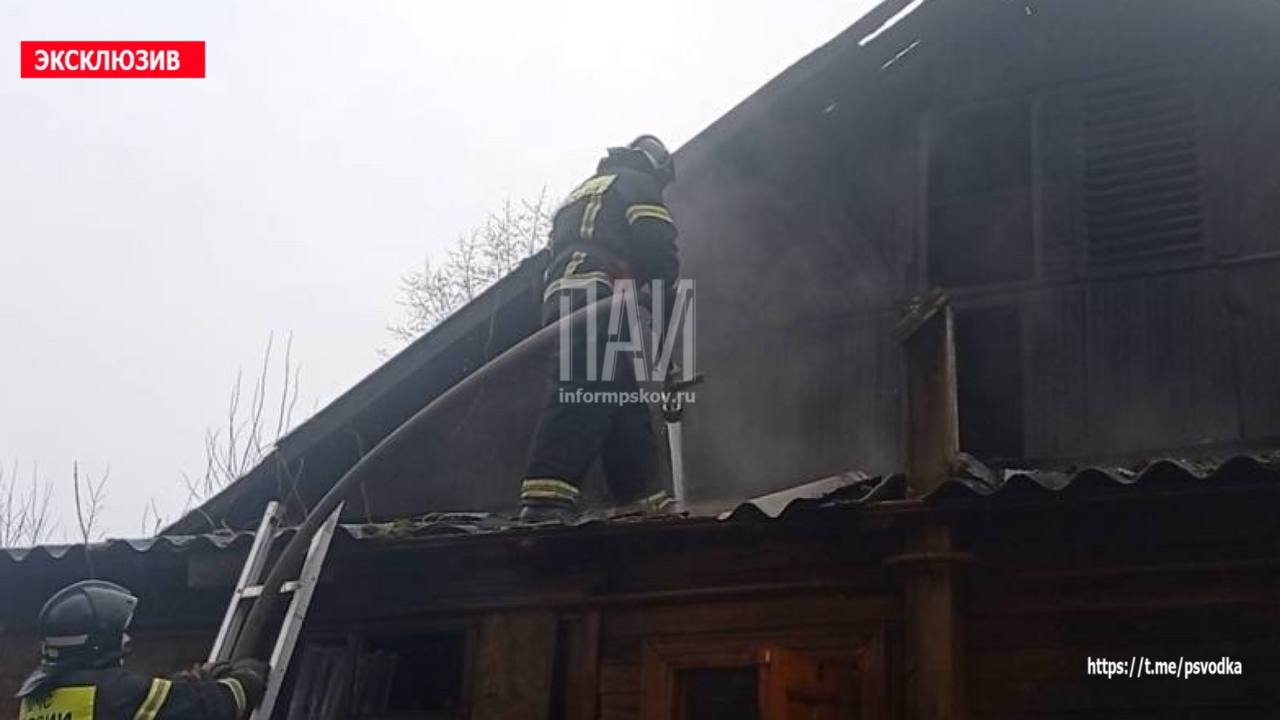 Нежилой дом загорелся в Пскове