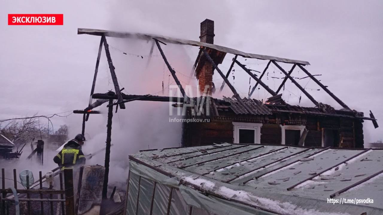 Пожарные ликвидируют возгорание дома в Великолукском районе