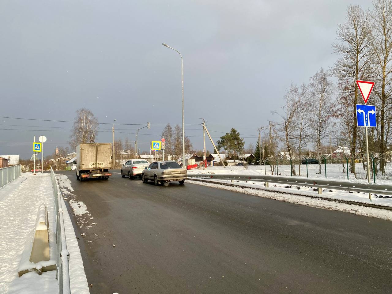Новая схема движения транспорта действует в районе площади аэропорта в Пскове