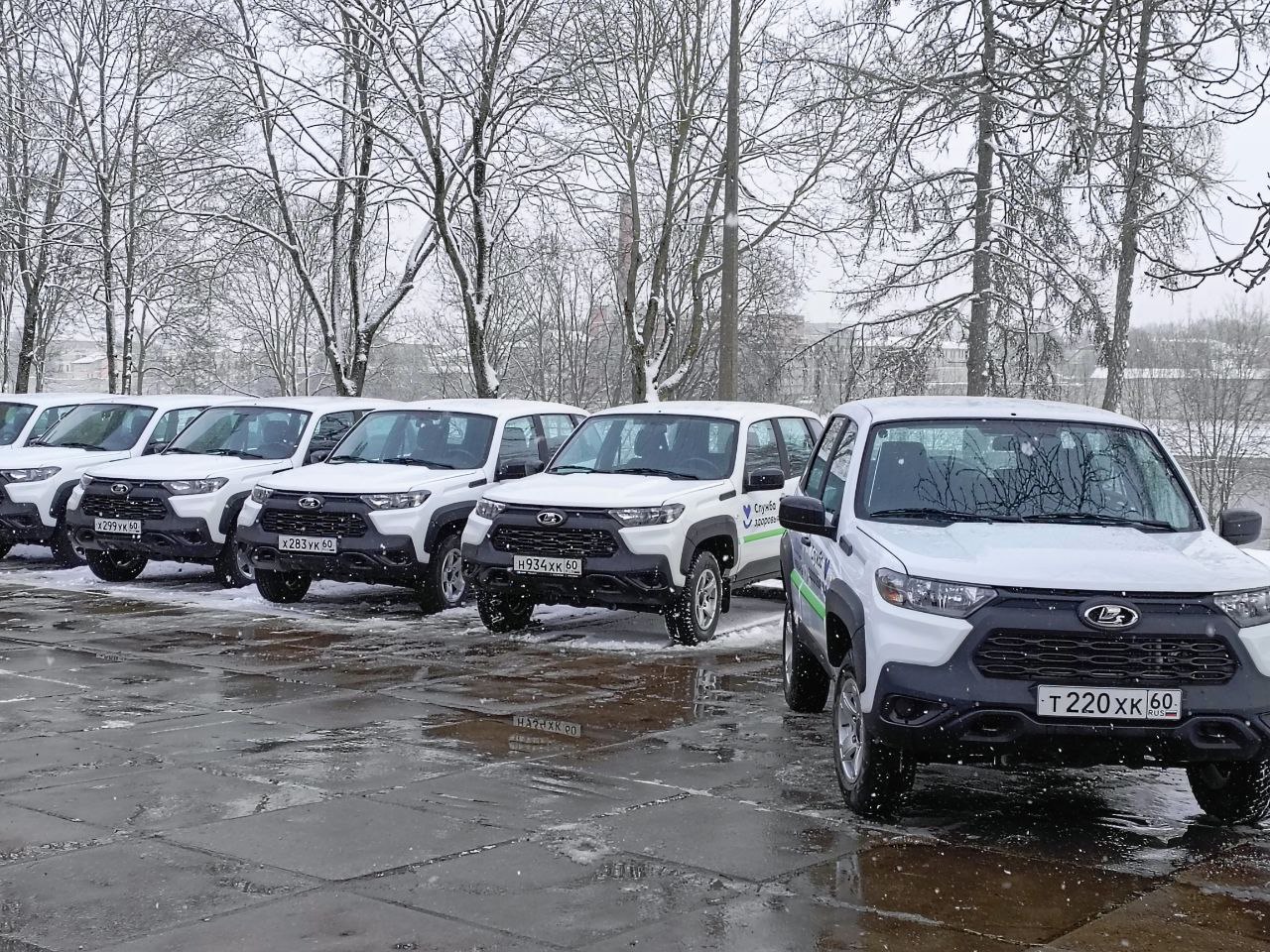 20 автомобилей для медиков поступили в Псковскую область