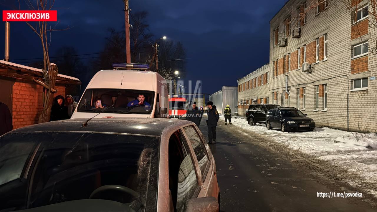Автосервис загорелся на улице Дачной в Пскове