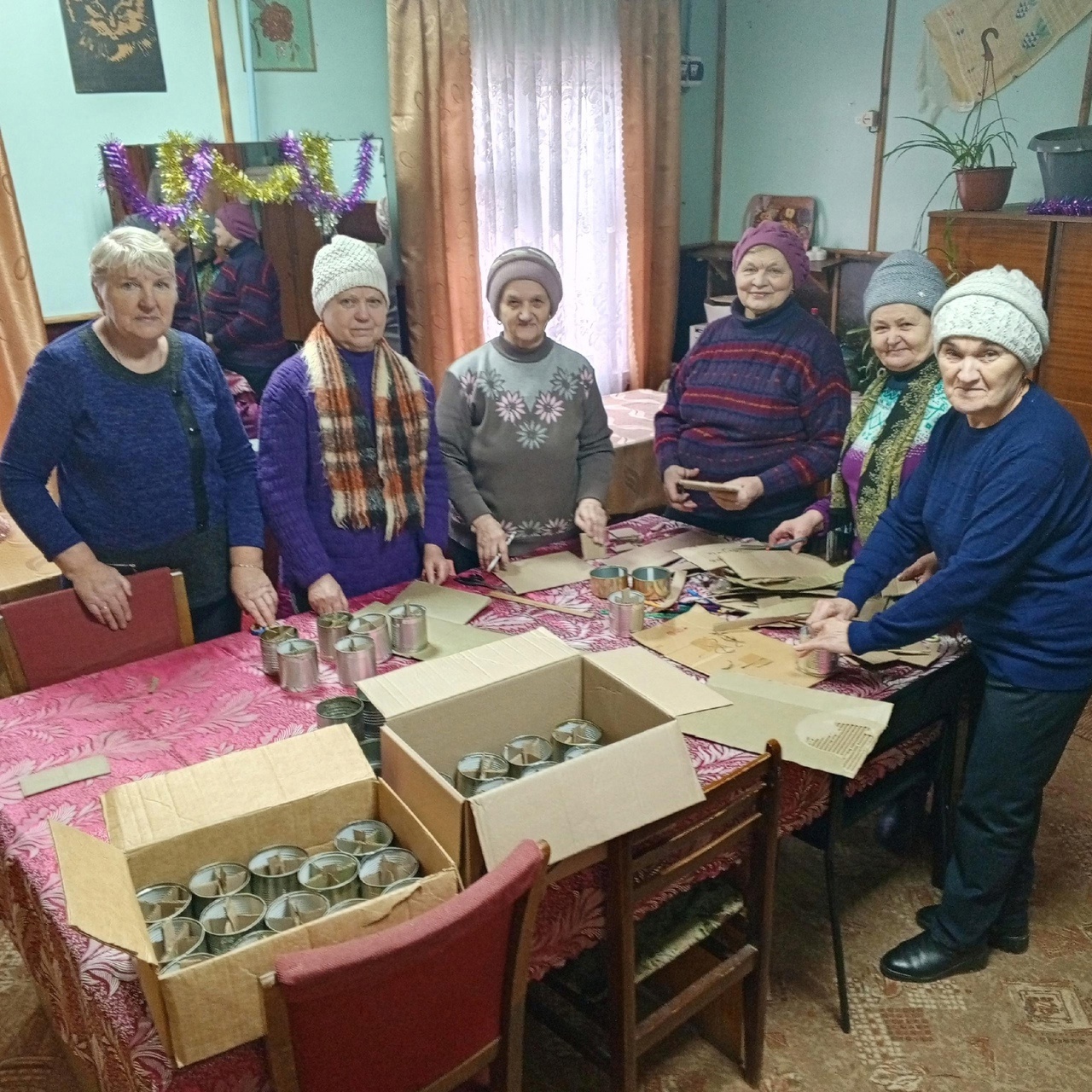 Жительницы новоржевской деревни вяжут носки и изготавливают свечи для участников СВО