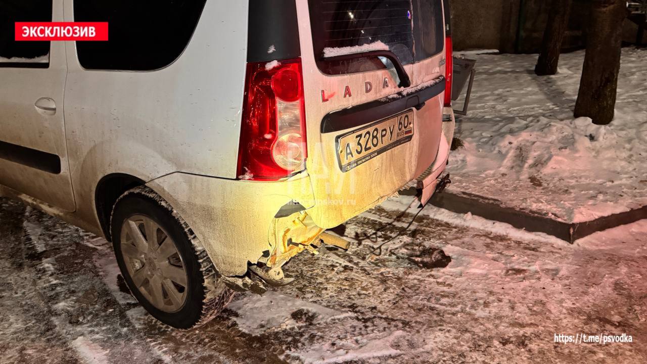 10 автомобилей повредил водитель на улице Коммунальной в Пскове и скрылся с места ДТП