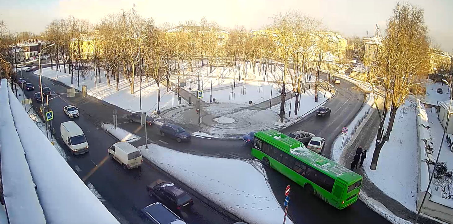 Движение заблокировано на круговом перекрестке по улицам Труда и Леона Поземского в Пскове из-за ДТП