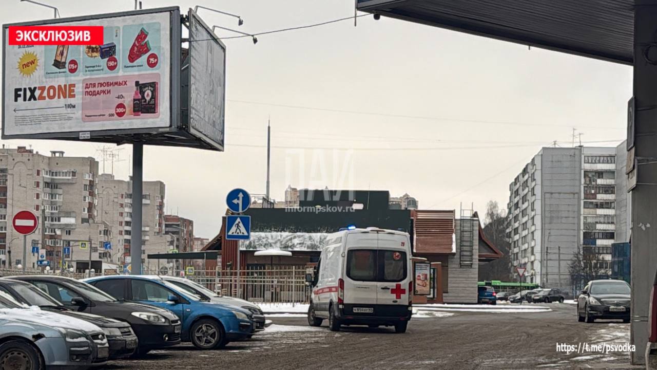 Окровавленную девушку нашли в туалете торгового центра в Пскове