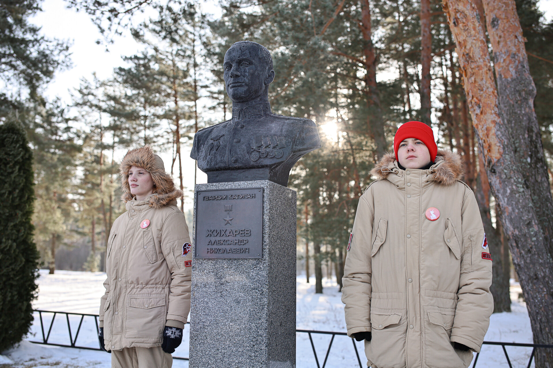 Александр Гуцан и Михаил Ведерников возложили цветы к бюстам Героев на Аллее Славы в Пскове
