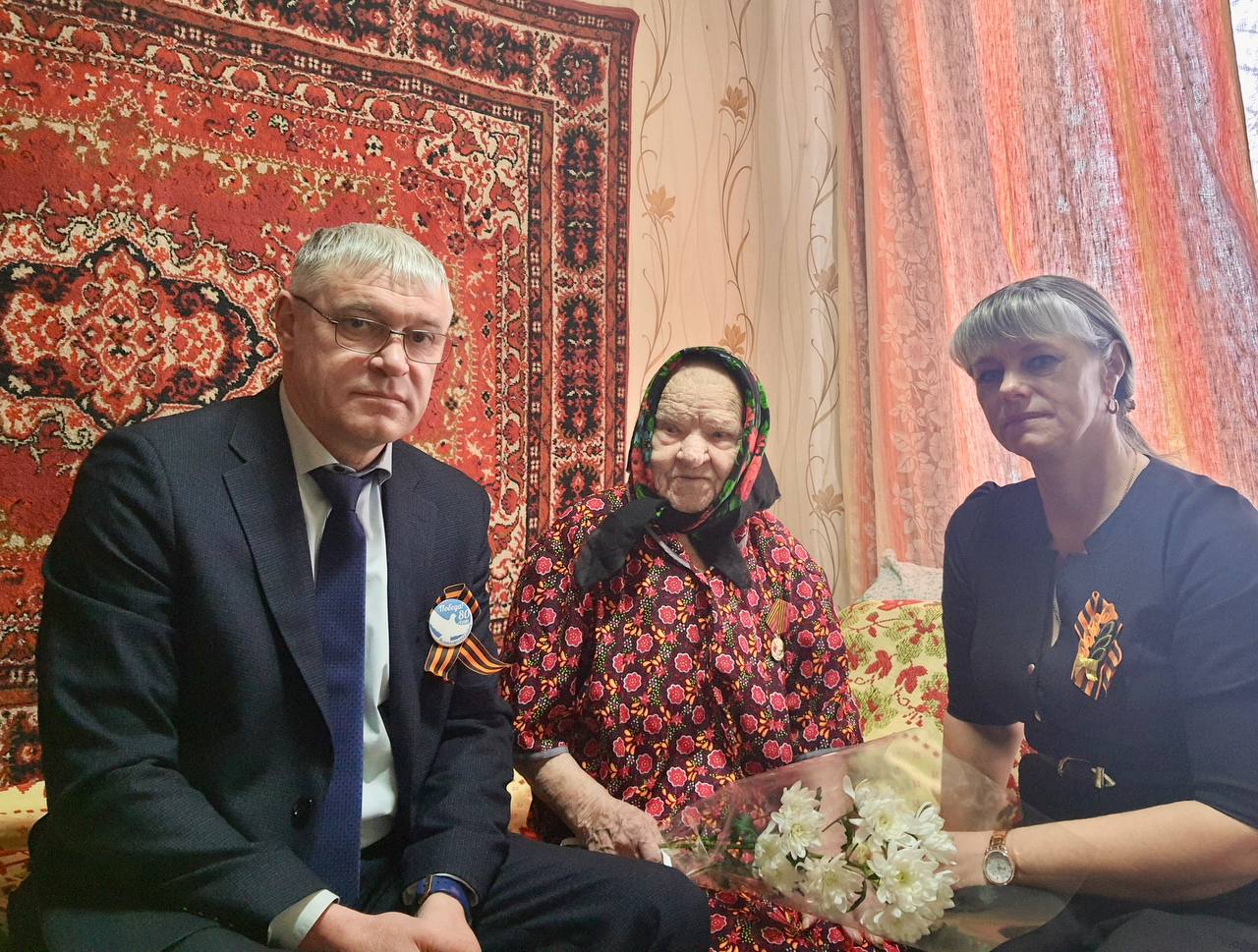Медали ветеранам в честь 80-летия Победы вручил Алексей Кузьмин