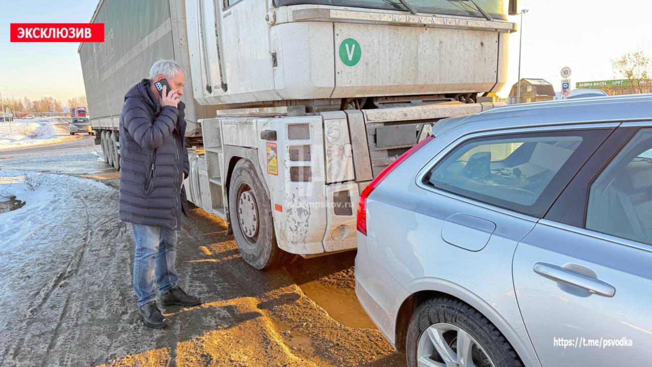 Женщина госпитализирована в результате ДТП с участием фуры в Пскове