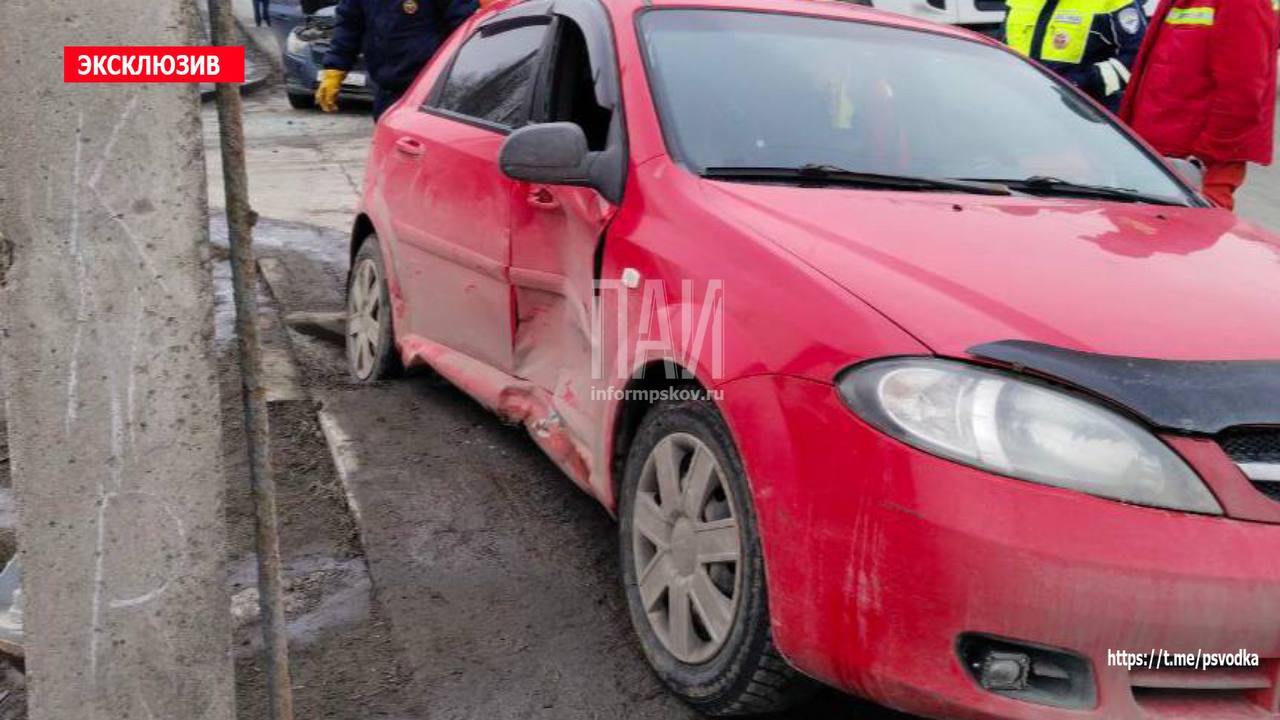 Два автомобиля столкнулись на Крестовском шоссе в Пскове