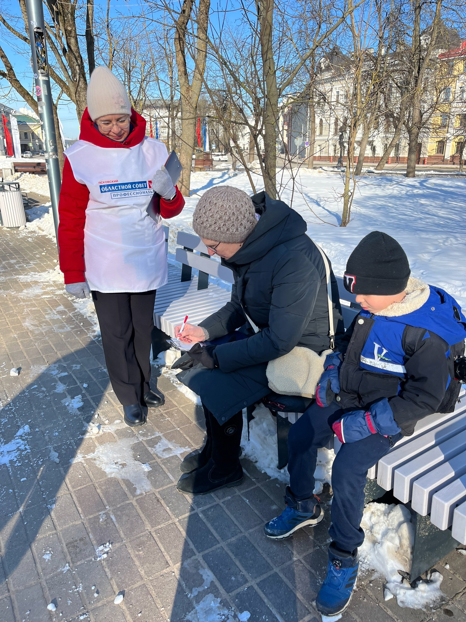 Более 100 поздравительных открыток для участников СВО подписали в Пскове