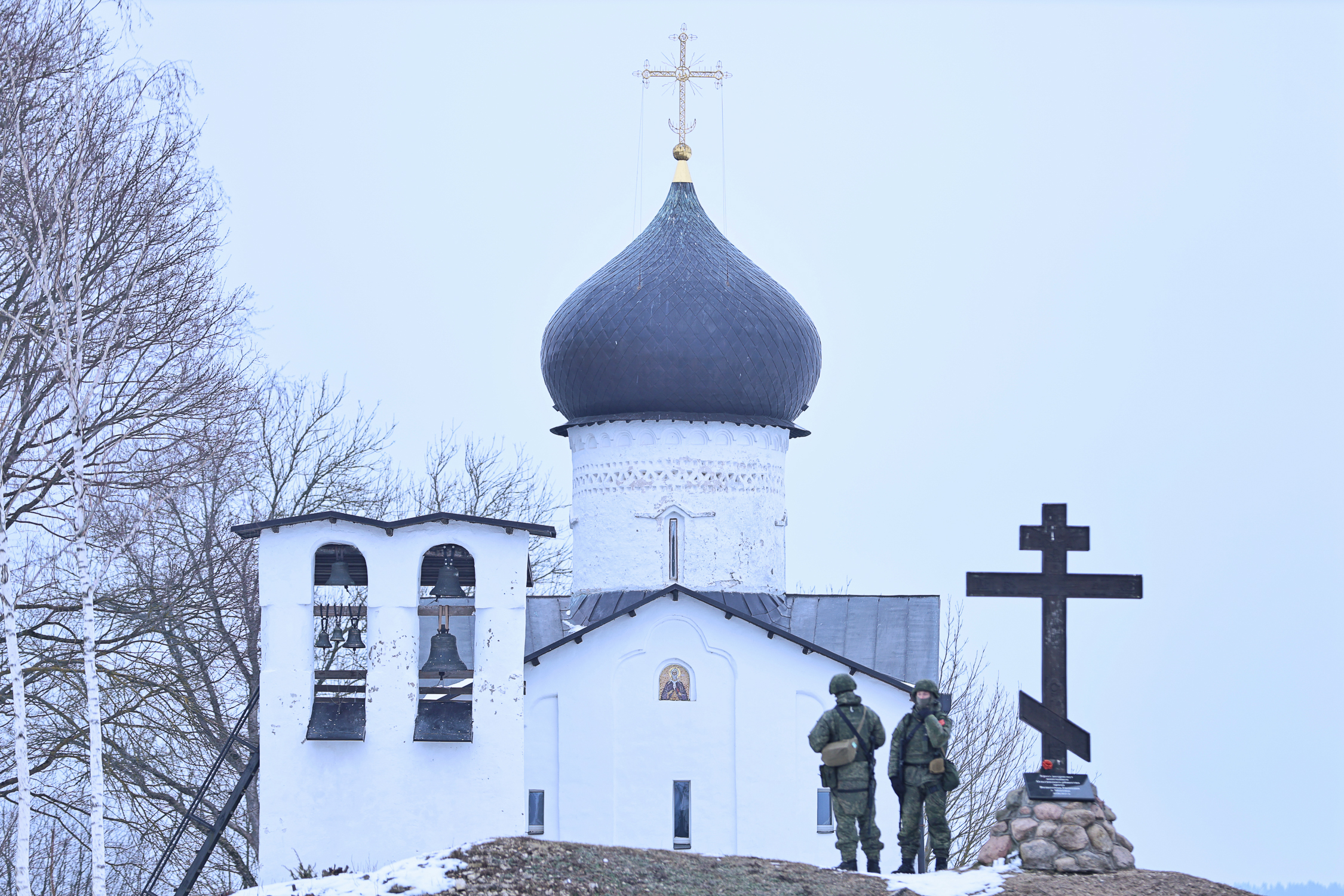 Возложение цветов к монументу «Воин» в Выбутах