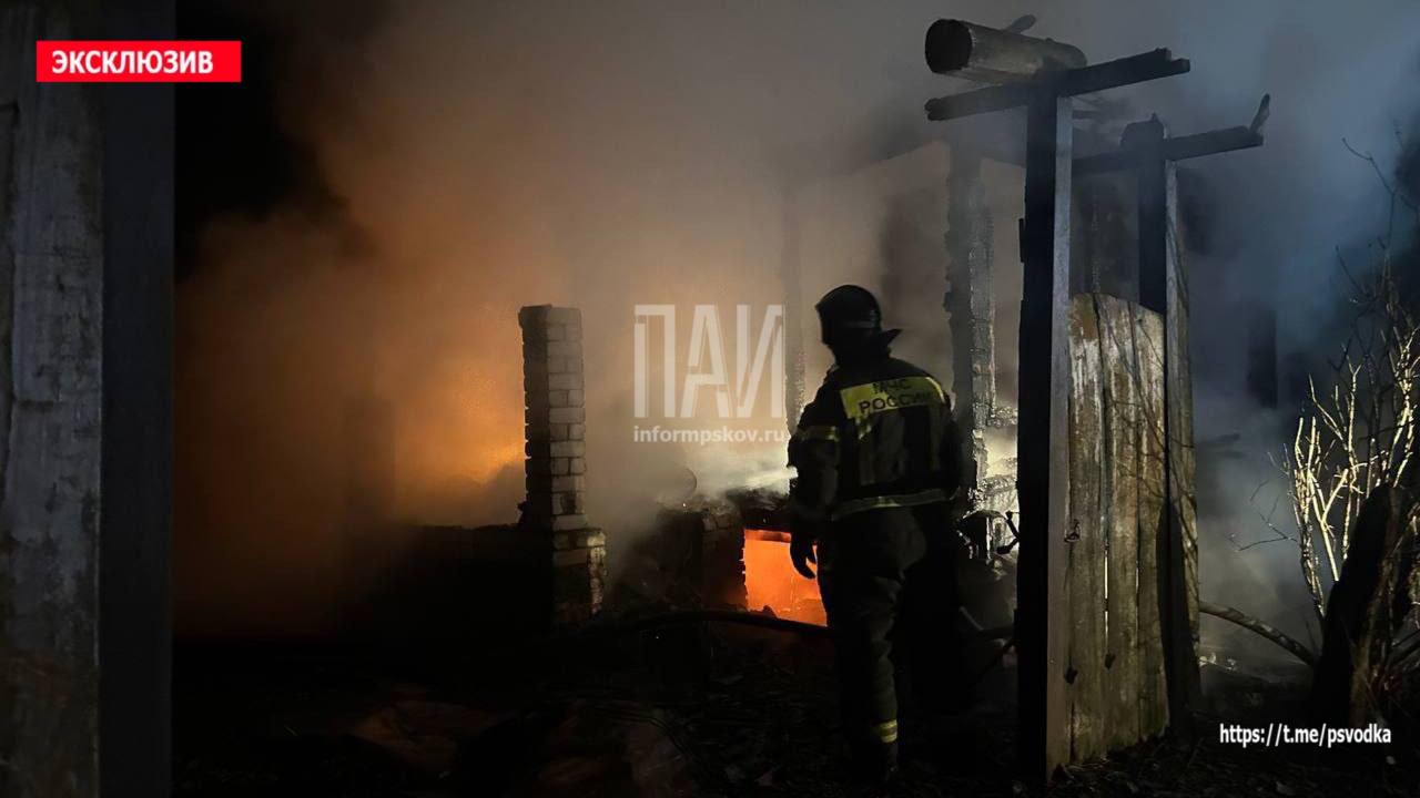 Пожарные ликвидируют возгорание дома в Великолукском районе