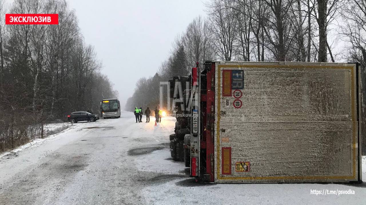 Фура зацепила автобус и вылетела в кювет в Усвятском округе