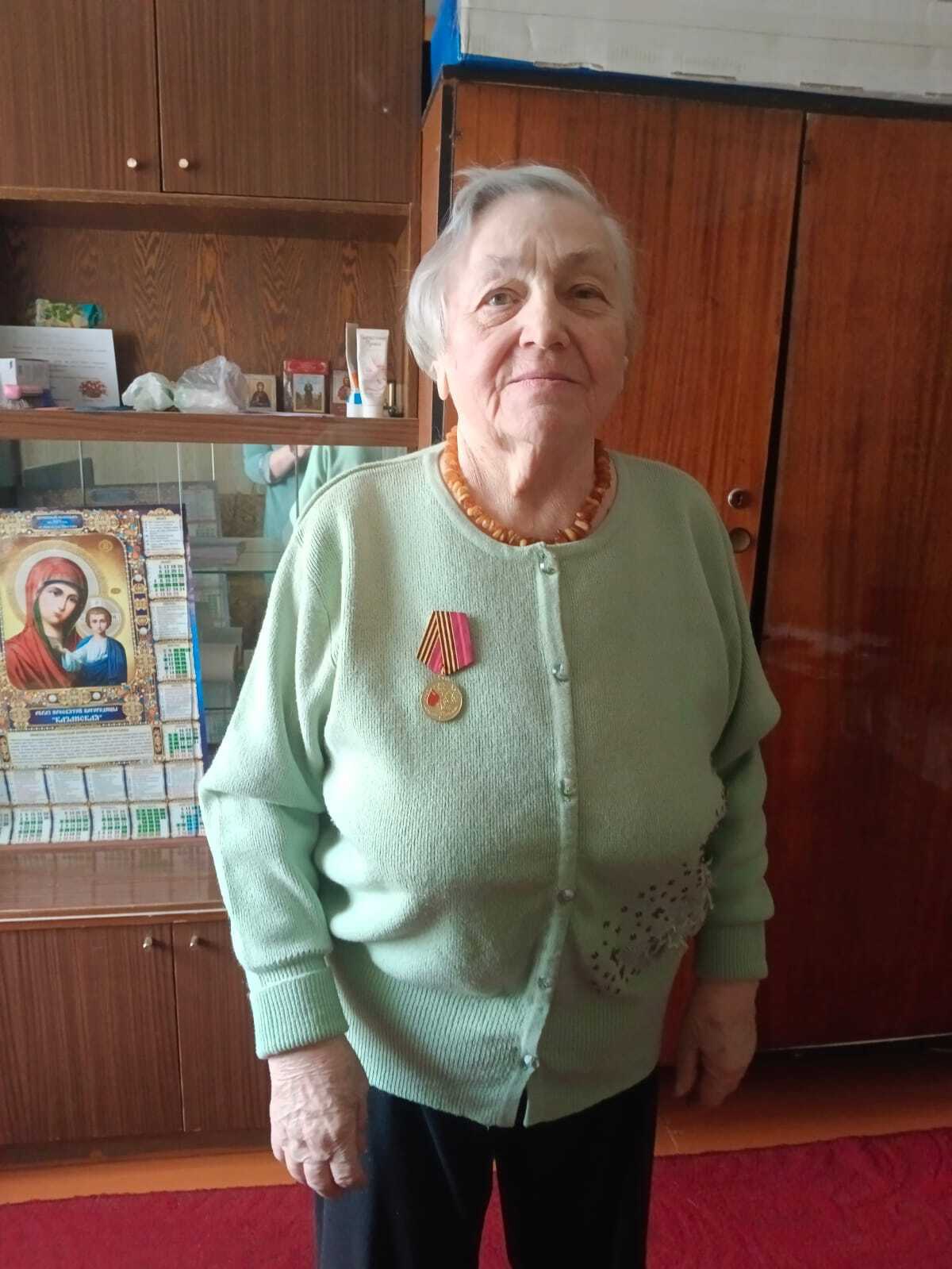 Медали в честь 80-летия Победы вручили великолукским ветеранам