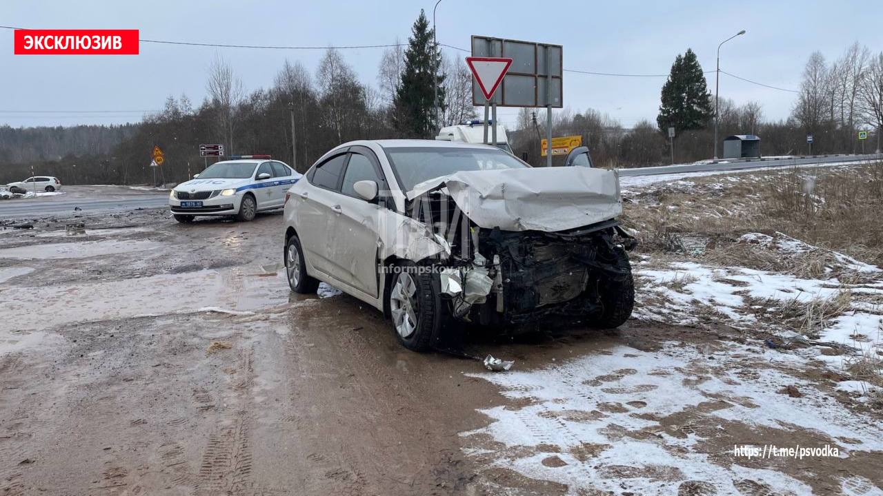 Трое взрослых и ребенок пострадали в ДТП на трассе в Островском районе