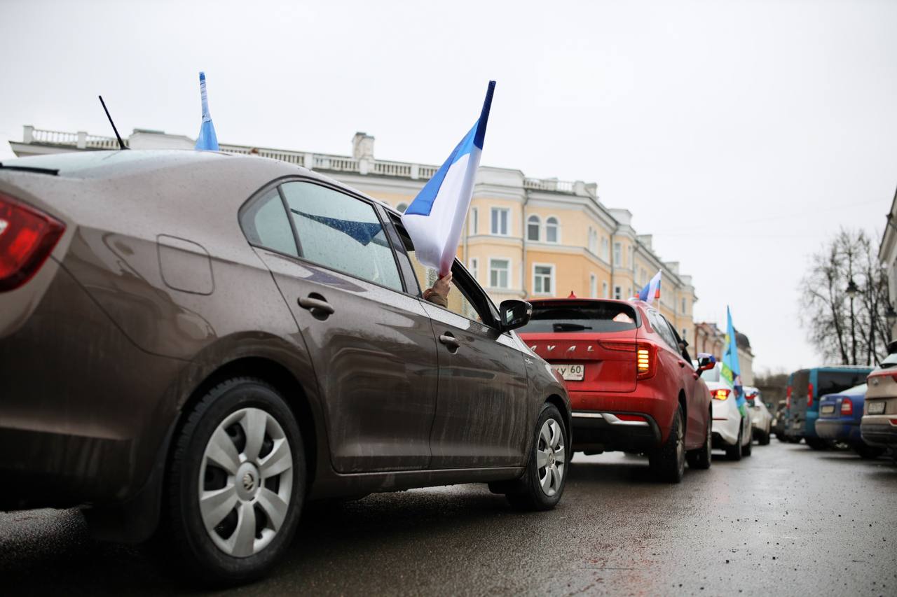 Автопробег в честь воссоединение Крыма с Россией проходит по улицам Пскова