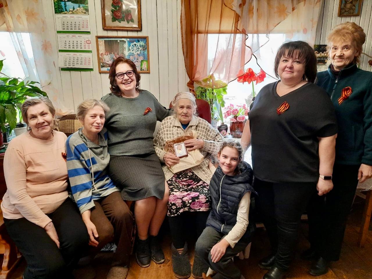 Жительниц Печорского округа наградили медалями в честь 80-летия Победы
