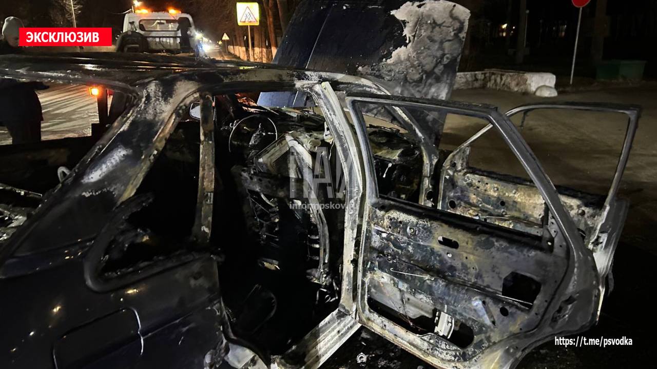 Автомобиль загорелся возле похоронного бюро в Острове