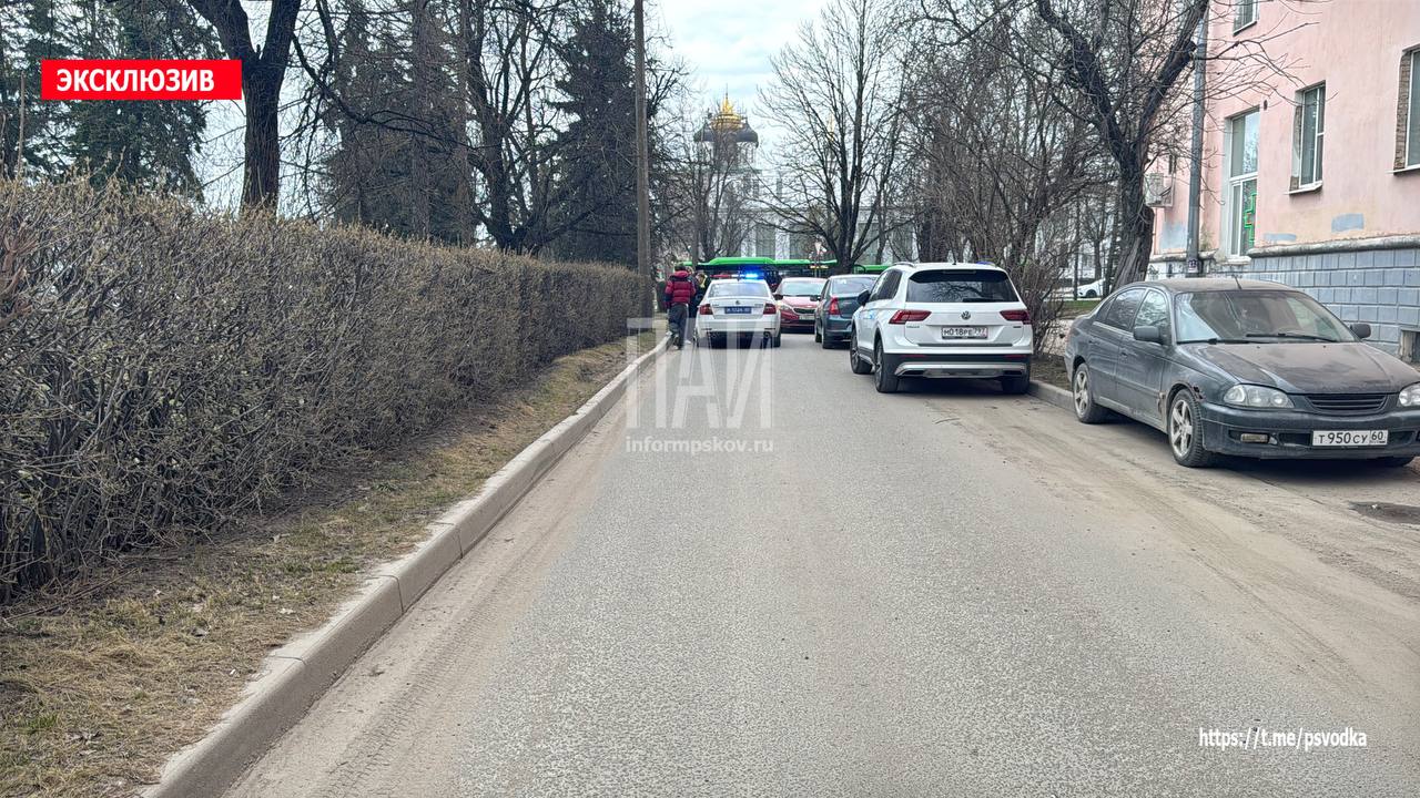 Юный велосипедист протаранил автомобиль в Пскове
