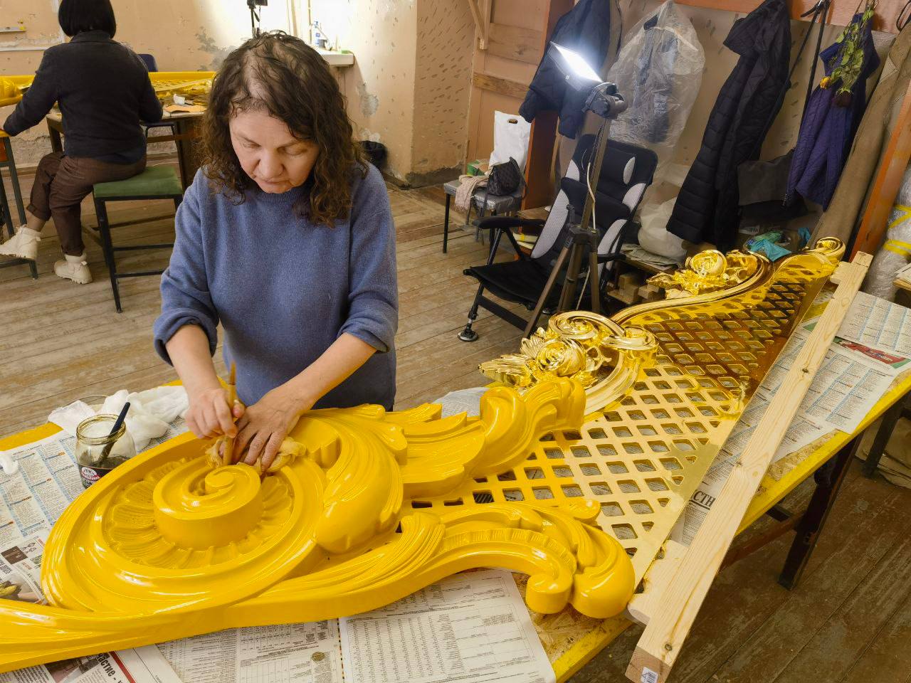Первый ярус иконостаса церкви Сорока Севастийских Мучеников в Печорах собирают реставраторы