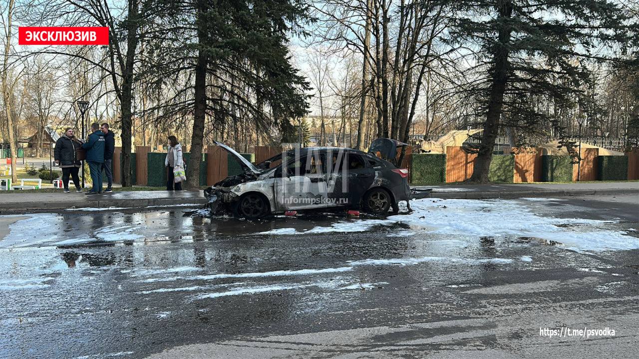 Автомобиль загорелся в Великих Луках 