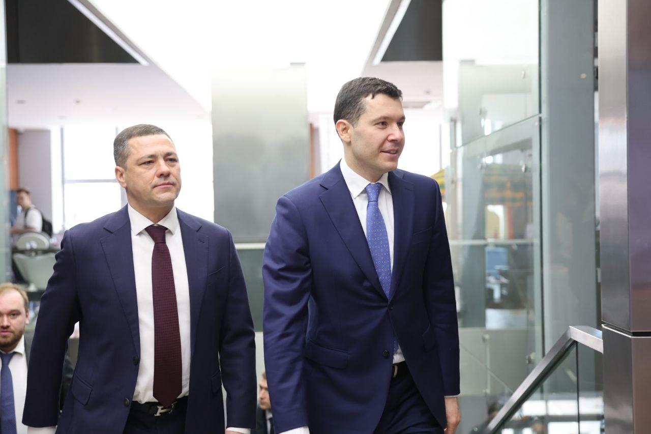 Антон Алиханов и Михаил Ведерников посетили выставку промышленности Псковской области