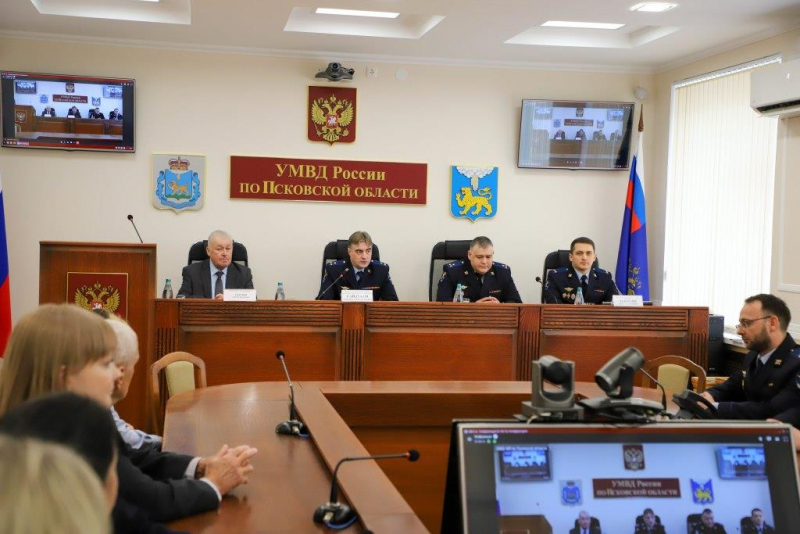 Псковских следователей поздравили с профессиональным праздником